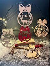 Christbaumschmuck aus Holz: Kugeln mit Namen als Familientradition