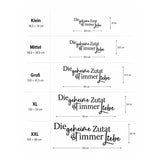 Größenübersicht für „Die geheime Zutat ist immer Liebe“: Klein 39 cm, Mittel 69 cm, Groß 100 cm, XL 130 cm und XXL 160 cm Breite