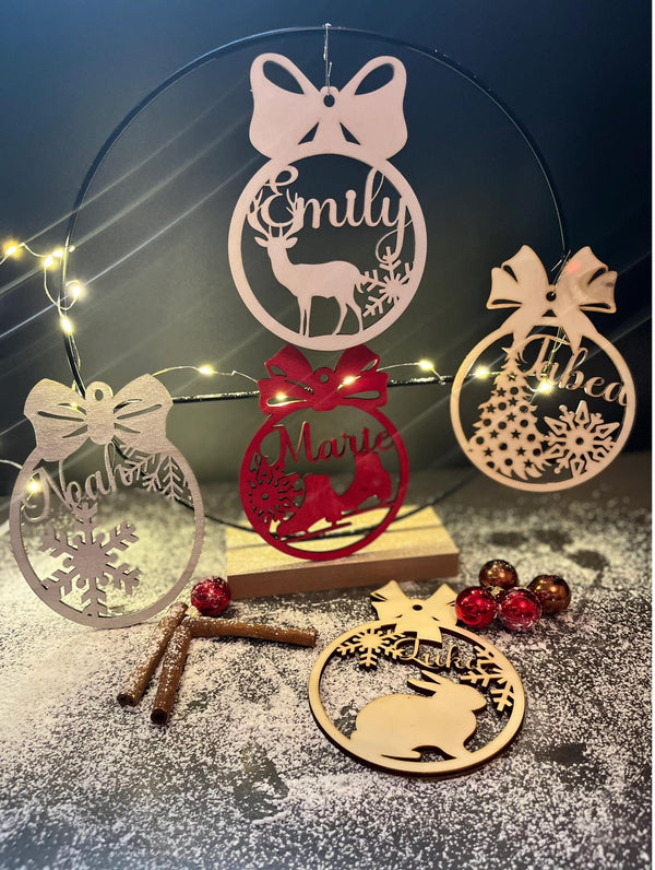 Fünf personalisierte Weihnachtskugeln aus Holz mit den Namen Emily, Tabea, Noah, Marie und Luka, Motive Hirsch, Tannenbaum, Schneeflocke, Schlitten und Hase