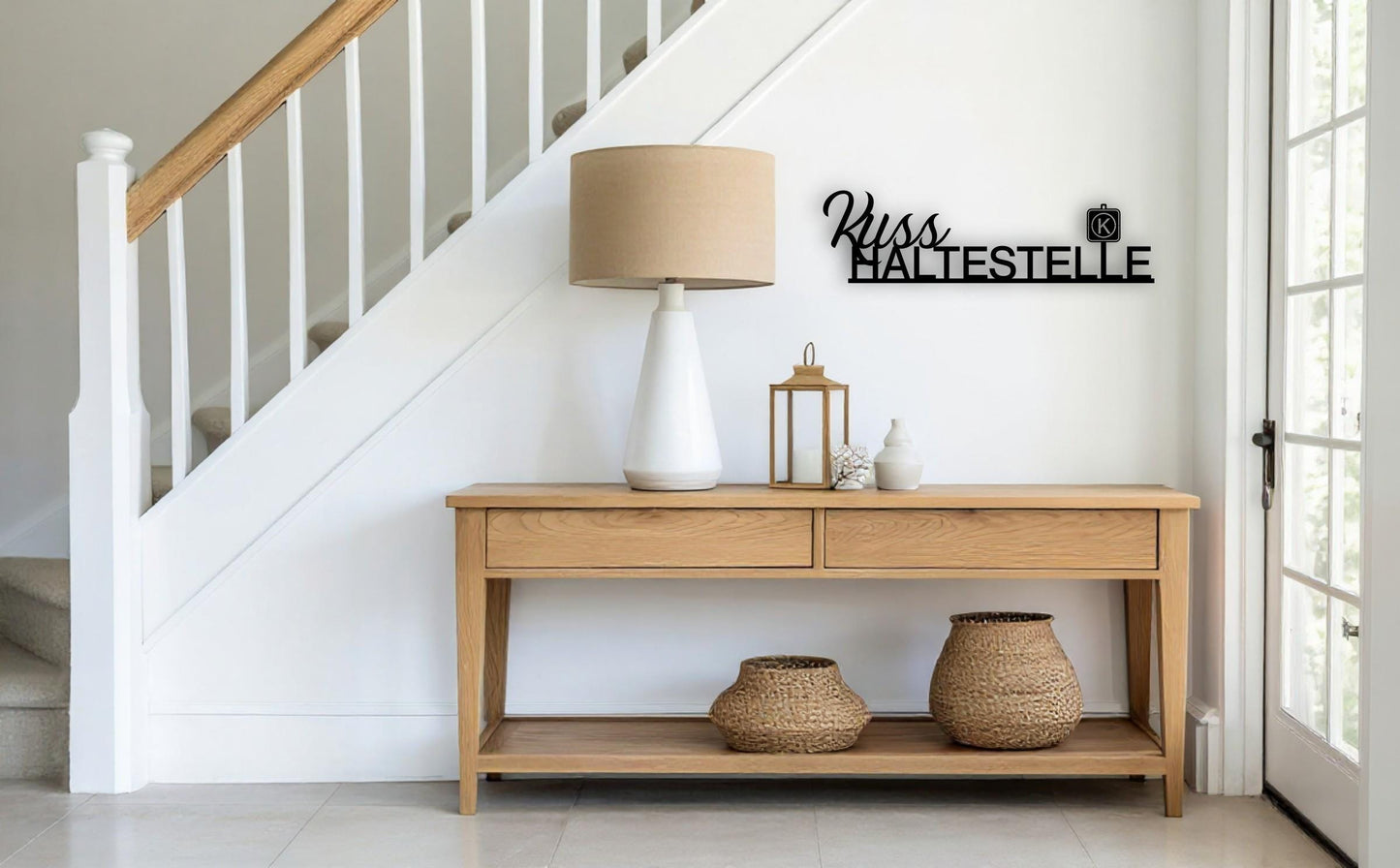 Kusshaltestelle - Holzschriftzug