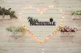 Kusshaltestelle - Holzschriftzug