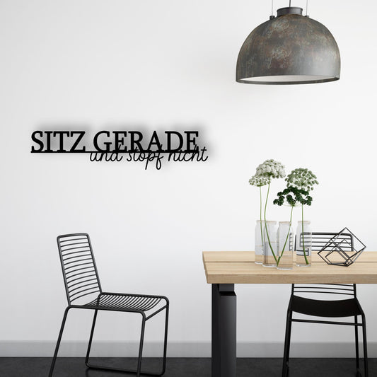 Sitz gerade und stopf nicht - Holzschriftzug