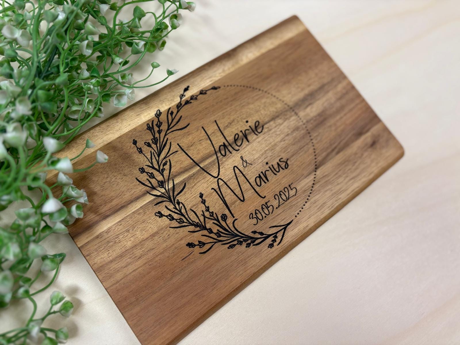 Hochzeitsgeschenk / Jahrestag - Frühstücksbrettchen (personalisiert)