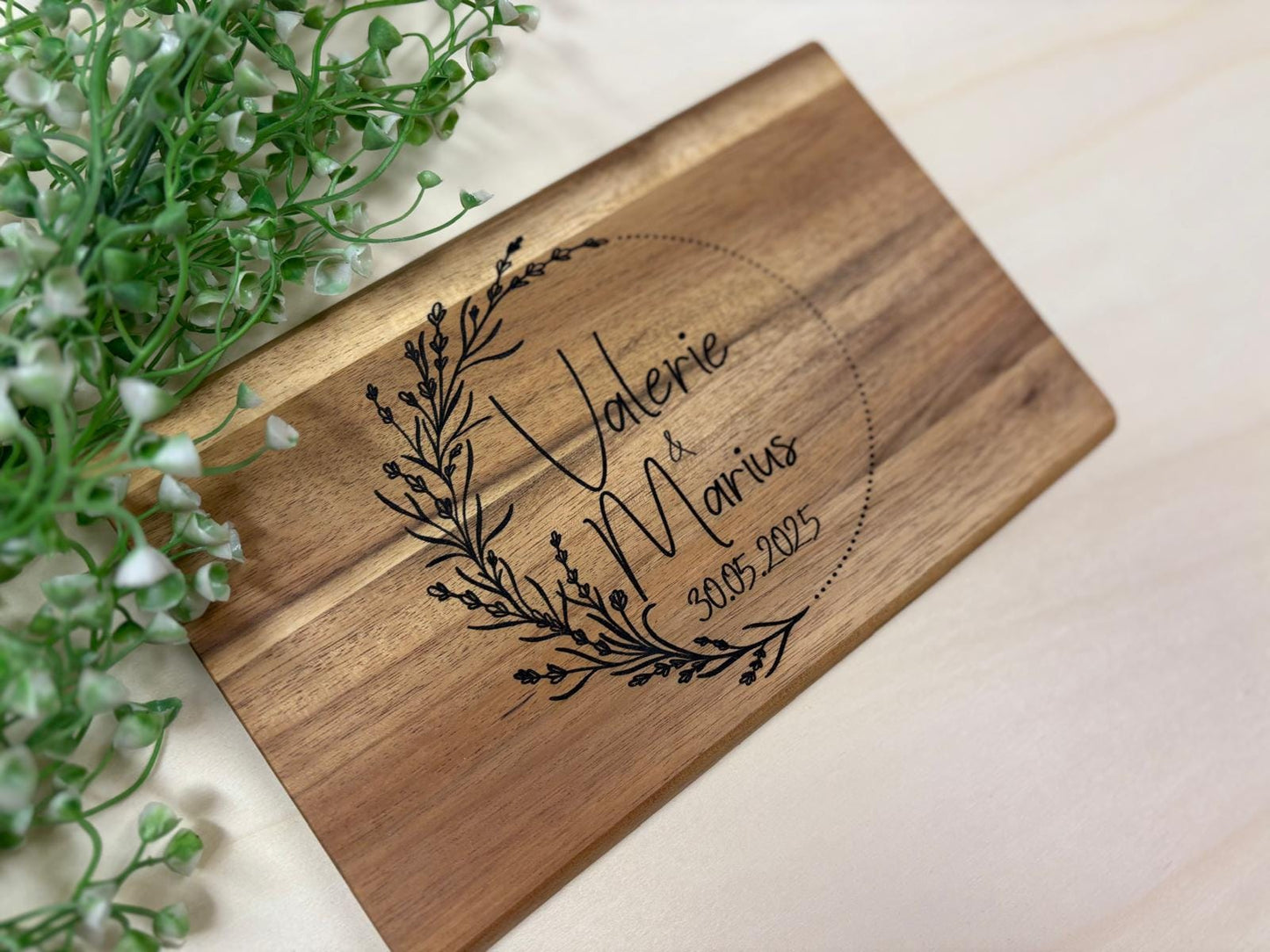 Hochzeitsgeschenk / Jahrestag - Frühstücksbrettchen (personalisiert)