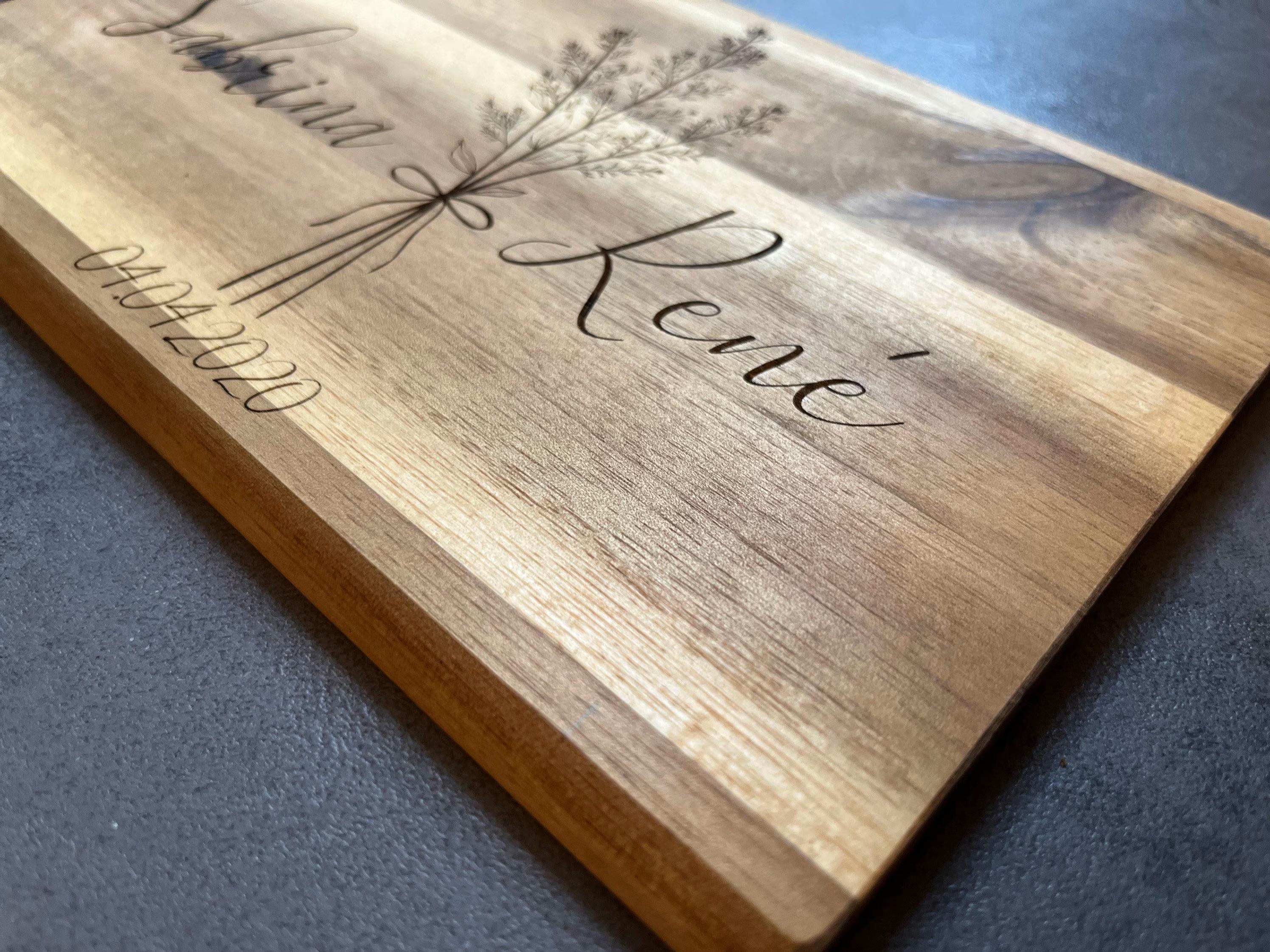 Hochzeitsgeschenk / Jahrestag - Frühstücksbrettchen (personalisiert)