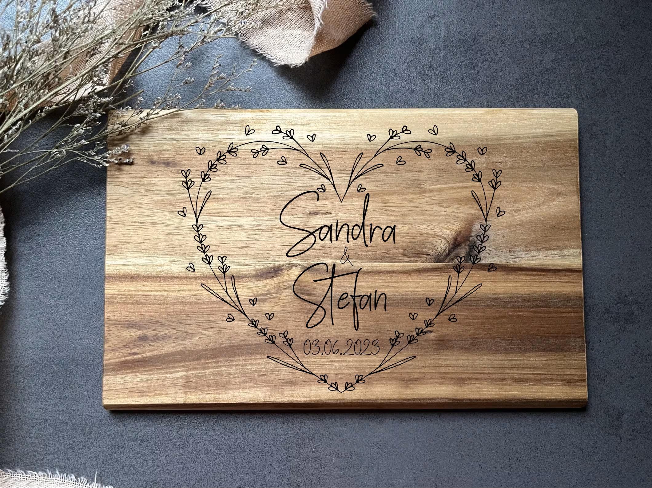 Hochzeitsgeschenk / Jahrestag - Frühstücksbrettchen (personalisiert)