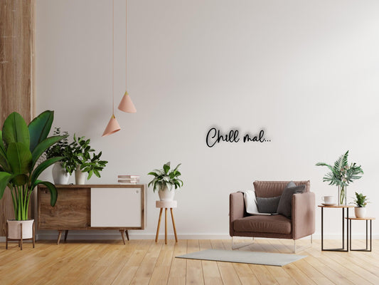 Könnte beinhalten: Ein modernes Wohnzimmer mit Holzboden, einem braunen Sessel und einem Holzschrank. An der Wand steht der Text "Chill mal...". Topfpflanzen und dekorative Lampen ergänzen das Ambiente.